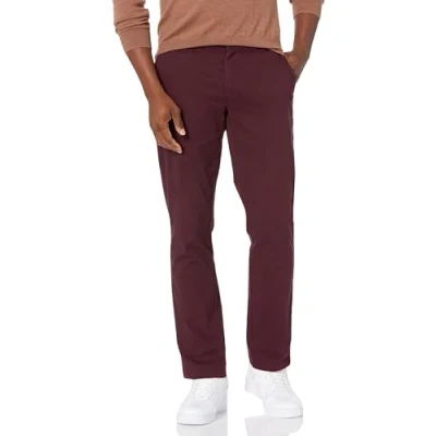 Abbildung von Amazon Essentials Herren Legere Stretch Chinohose mit schmaler Passform, Burgunderrot, 32W / 32L