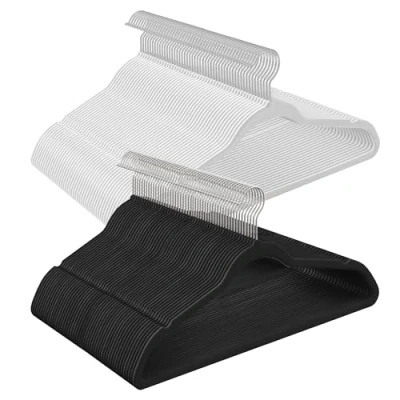 Abbildung von SONGMICS Kleiderbügel Samt, 100er Set, Bügel, Jackenbügel, 41,5 cm breit, Anzugbügel, dünn, gut belastbar, um 360 drehbarer Haken, für Mäntel, Hemden und Anzüge, Schwarz/Weiß CRF026B100