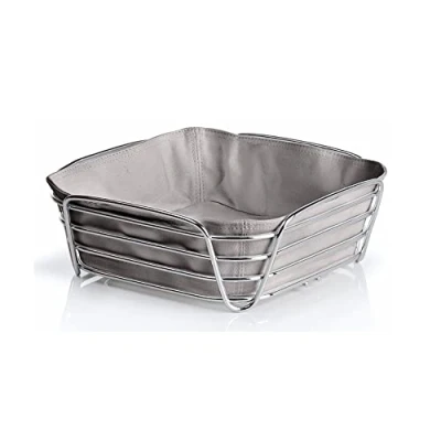 Abbildung von blomus DELARA Brotkorb L aus verchromtem Stahl, Moonbeam, Baumwoll Stofftasche, trendiges &amp; modernes Design, vielseitig nutzbar, exklusive Optik (H / B T: 9,5 x 25,5 cm, 63758)