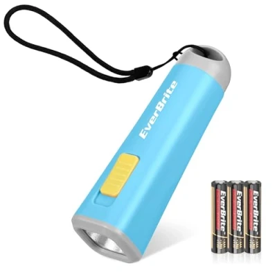 Abbildung von EverBrite Mini LED Taschenlampe mit Kordel bunt klein hellblau Kunststoff 1 W 3 AAA Batterien, für Camping, Geburtstagsgeschenk