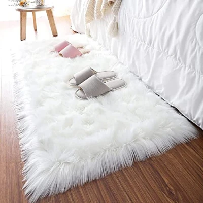 Abbildung von HEQUN Faux Lammfell Schaffell Teppich Kunstfell Dekofell Lammfellimitat Longhair Fell Nachahmung Wolle Bettvorleger Sofa Matte(50 x150cm, Weiß)