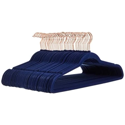 Abbildung von Amazon Basics Kleiderbügel für Anzüge, Samt, schmal, rutschfest, Rotgold, 50 Stück, 1Yer Pack, Marineblau, Gold