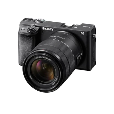 Abbildung von Sony Alpha 6400 APS C Spiegellose Kamera mit 18 135mm Objektiv (Schneller 0,02s Autofokus Augenerkennung für Mensch und Tier, 4K Filmaufnahmen neigbares Display Vlogging)