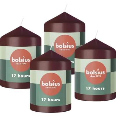 Abbildung von Bolsius Glatte Stumpenkerzen Bordeauxrot 4 Stück 8 x 6 cm Dekorative Haushaltkerzen Länge Brenndauer 17 Stunden Unparfümierte 5% Natürliches Pflanzenwachs Ohne Palmöl