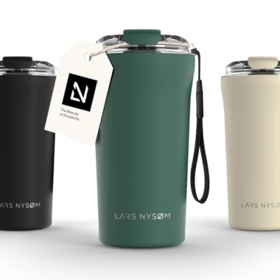 Abbildung von LARS NYSØM Thermo Kaffeebecher to go mit Trageschlaufe &amp; Tritan Deckel Travel Mug 0,5 Liter Isolierung Auslaufsicherer Edelstahl Thermobecher für Café Tee (Pine Green, 500ml)