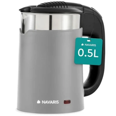 Abbildung von Navaris doppelwandiger 0,5L Reisewasserkocher 16x11x17cm klein Mini Wasserkocher mit 1100 W für Reisen Camping Wohnwagen oder Unterwegs 2 Trinkbecher Grau