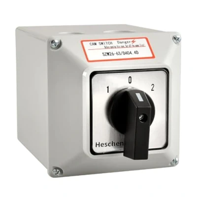 Abbildung von Heschen universaler Drehwechselschalter SZW26 63/D404.4D 660V 63A ON OFF ON, 3 Positionen, 4 Phasen, 4NO+4NC, 16 Klemmen, CE mit Hauptschalter, Außenbox LW28 63/4