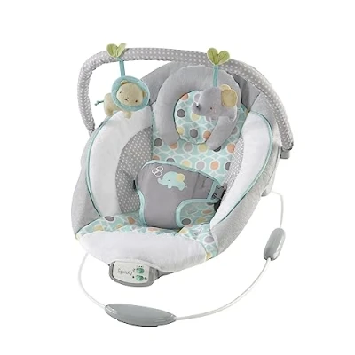 Abbildung von Ingenuity, Babywippe Morrison mit beruhigenden Vibrationen &amp; 8 Melodien, Spielbogen 2 Spielzeugen, Lautstärkeregler, gepolsterter Kopfstütze, 3 Punkte Gurt, ab der Geburt bis 9kg