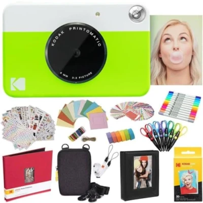 Abbildung von KODAK Printomatic Instant Camera (Grün) Komplettpaket + Zinkpapier (20 Blatt) Luxusetui Fotoalbum 7 Aufklebersätze Marker Scheren Randaufkleber und mehr