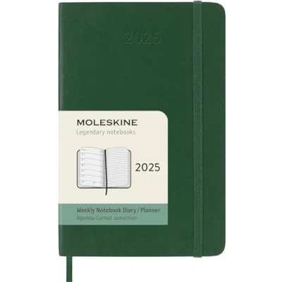 Abbildung von Moleskine Weekly Planner, WochenPlaner mit Platz für Notizen 12 Monate 2025, Weicher Einband und Elastischer Verschluss, Farbe MyrtenGrün, TaschenFormat 9x14 cm