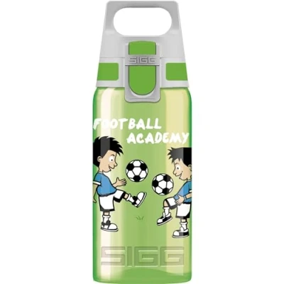 Abbildung von SIGG Trinkflasche Kinder Viva One Football School Für Kohlensäurehaltige Getränke Geeignet Auslaufsicher Spülmaschinenfest BPA frei Sport &amp; Schule Grün mit Fußballspielern 0,5L