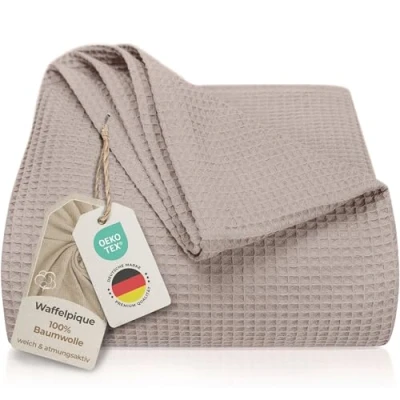 Abbildung von LAYNENBURG Premium Tagesdecke 180 x 220 cm Waffelpique 100% Baumwolle leichte Wohndecke Waffeloptik Baumwolldecke als Bett Überwurf, Sofa Couch Überwurf Decke (Taupe)