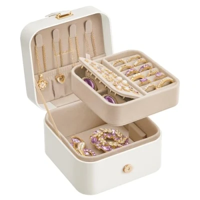 Abbildung von SONGMICS Schmuckkästchen Reise, Schmuckkasten klein, 2 Ebenen Schmuckaufbewahrung, tragbar, Schmuck Reiseetui, für größere Accessoires, 11,2 x 11,8 7,2 cm, Geschenkidee, wolkenweiß JBC185W03
