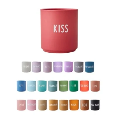Abbildung von Design Letters Kaffeebecher KISS Lieblingsbecher Porzellan Kaffeetasse Tasse mit Spruch Geschenke für Frauen, Männer Lieblingsmensch Geschenk Dekorativer Kaffebecher