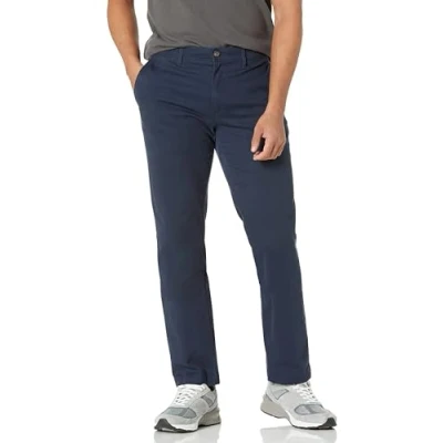 Abbildung von Amazon Essentials Herren Legere Stretch Chinohose mit schmaler Passform, Marineblau, 33W / 32L