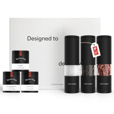 Abbildung von LARS NYSØM Gewürzmühlen &amp; Gewürze Geschenkset Salz und Pfeffermühlen Set mit Chilimühle 3 Gewürzdosen (Salz, Pfeffer, Chili) Durch schöne Geschenkbox eine tolle Geschenk Idee Carbon Black