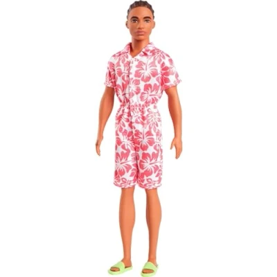 Abbildung von Barbie Fashionistas Ken Puppe Nr. 235 brünett mit geflochtenen Haaren, korallenfarbenem Jumpsuit Hawaii Muster und grünen Sandalen, HYT99