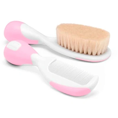 Abbildung von Chicco Set Baby Haarbürste und Kamm, Babybürste mit weichen Naturborsten, Kamm abgerundeten Spitzen, rutschfester Griff, Party Geschenk Neugeborenenbedarf ab 0 Monaten