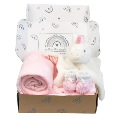 Abbildung von Baby Box Shop 4 Essentials für Neugeborene Mädchen, ideal als Babyparty Geschenke &amp; Taufgeschenke enthält eine Einhorn Babydecke, rosa Fleece Babydecke und