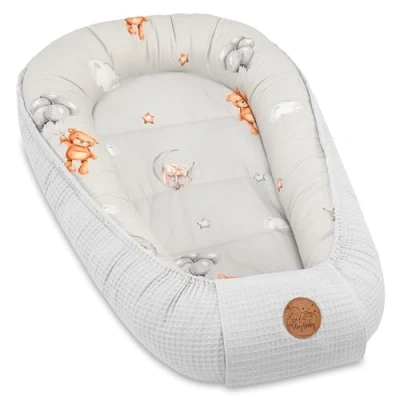 Abbildung von Babynest Neugeborene Nestchen Baby 90x50 cm Kokon Handmade zweiseitig aus Waffel Piqué Baumwolle Schlummer Teddybären