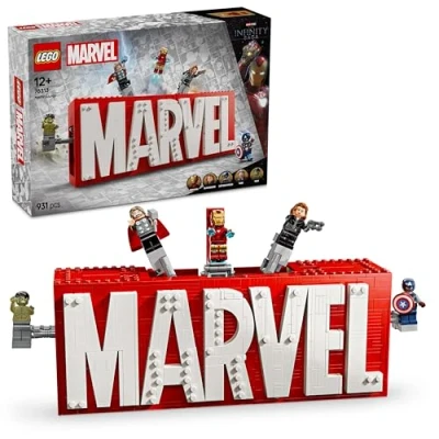 Abbildung von LEGO Marvel: Marvel Logo &amp; Minifiguren Sammlerstück inkl. Hulk, Thor, Iron Man, Black Widow und Captain America Bauset mit Avengers Figuren Geschenk für Jungen Mädchen ab 12 Jahren 76313
