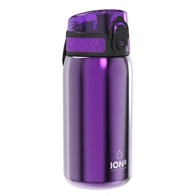 Abbildung von Ion8 Kinder Trinkflasche, Edelstahl 400ml, Auslaufsicher, Einhandöffnung, Sichere Verriegelung, Spülmaschinenfest, Klappdeckel, Tragegriff, Leicht zu Reinigen, Langlebig, Metallisches Lila