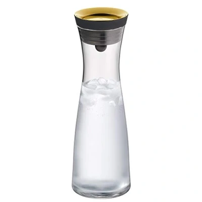 Abbildung von WMF Basic Wasserkaraffe aus Glas, 1 Liter, Glaskaraffe mit Deckel, Silikondeckel, CloseUp Verschluss, gold