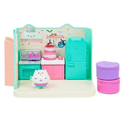 Abbildung von Gabby‘s Dollhouse Deluxe Raum, Bakey with Cakey, Küche mit Kuchi (engl. Cakey), 3 Möbelstücken und 2 Überraschungsboxen Zubehörteilen, geeignet für Kinder ab Jahren