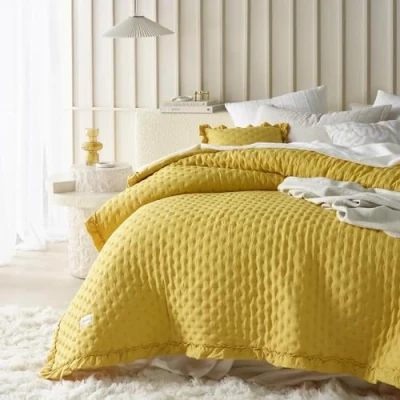 Abbildung von ROOM99 Molly Elegante Tagesdecke in Senf 240 x 260 cm Vielseitige Wohndecke als Bettüberwurf oder Sofaüberwurf Überwurfdecke für Bett und Sofa Steppdecke Stil Ideal Bedspread