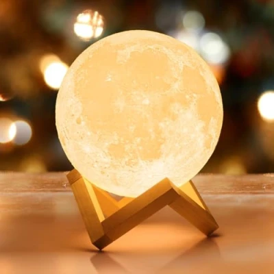 Abbildung von Mydethun Geschenke für Weihnachten Mondlampe 3D Moonlight 18cm mit Holzständer und USB wiederaufladbar, weiß &amp; gelb Frauen Mädchen Mutter Heimdekoration