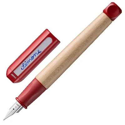 Abbildung von Lamy abc red Füller kindergerechter Schreiblernfüller mit ergonomischem Griff &amp; polierter Linkshänder Stahlfeder (LH) in Strichbreite M robustes Ahorngehäuse inkl. Tintenpatrone T 10 blau