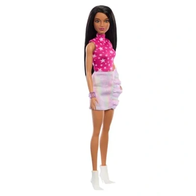 Abbildung von Barbie Fashionistas Puppe Nr. 213, blond mit gestreiftem Oberteil, pinkem Rock und Sonnenbrille, Modepuppe zum Sammeln anlässlich des 65. Jubiläums, HRH11