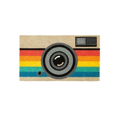Abbildung von FISURA Original Retro Camera Fußmatte aus Kokosnuss mit Rutschfester PVC Rückseite. Lustige Welcome Fußmatte. Handbemalt. Größe: 70 cm x 40