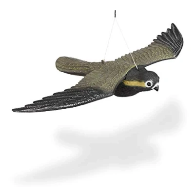 Abbildung von Relaxdays Vogelschreck Falke, fliegender Greifvogel als Vogelscheuche, Raubvogel Attrappe, Vogel lebensgroß, mehrfarbig, 1 Stück