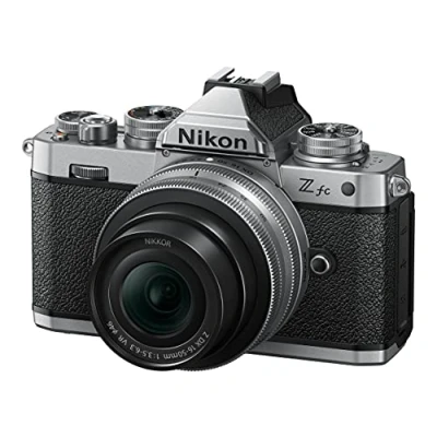 Abbildung von Nikon Z fc KIT DX 16 50 mm 1:3.5 6.3 VR Silver Edition (20.9 MP, OLED Sucher mit 2.36 Millionen Bildpunkten, 11 Bilder pro Sekunde, Hybrid AF Fokus Assistent, ISO 100 51.200, 4K UHD Video)