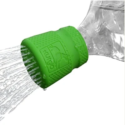 Abbildung von Kurgo Mud Dog Hunde Reisedusche, Silikon Duschaufsatz für PET Flaschen von 473 ml bis 2 l, Spülmaschinenfest, Hund Grün, 1 Stück (1er Pack)