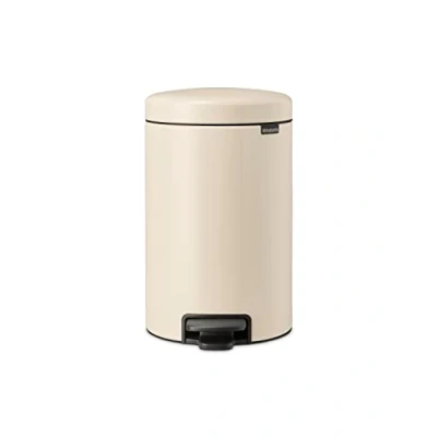 Abbildung von Brabantia NewIcon Treteimer 12L Medium Abfalleimer für Küche oder Schlafzimmer Sanft Schließender Deckel Leichte Pedalbedienung Entnehmbarer Inneneimer Soft Beige 25 x 34 41 cm