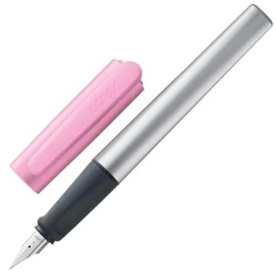 Abbildung von Lamy nexx rose Füller Füllhalter mit rutschfestem Griff &amp; polierter Stahlfeder in Strichbreite A dreieckiges Gehäuse aus Aluminium inkl. Tintenpatrone T 10 blau Rechtshänder