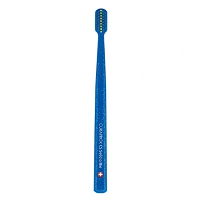 Abbildung von Curaprox Zahnbürste CS 5460 Ortho Handzahnbürste mit Spezialschnitt für Zahnspangen Ultra Soft CUREN Borsten Zufällige Farbe