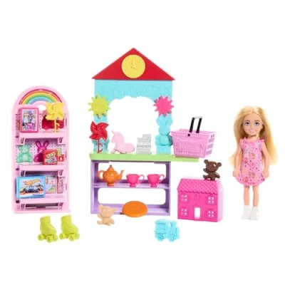 Abbildung von Barbie Chelsea Spielzeuggeschäft Spielset mit Kleiner Blonder Puppe, Theke und Möbeln zum Ausstellen sowie 15 Zubehörteilen, etwa Mini Spielzeug, HNY59