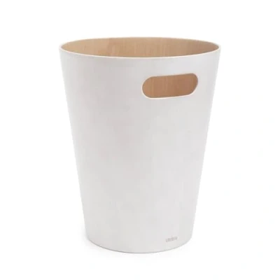 Abbildung von Umbra Woodrow Abfalleimer Zweifarbiger Holz Papierkorb für Büro, Badezimmer, Wohnzimmer und Mehr, 7,5l Fassungsvermögen, Weiss/Natur