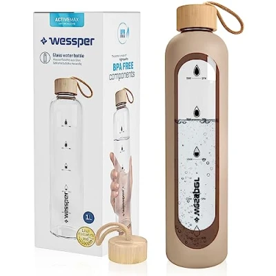 Abbildung von Wessper Trinkflasche Glas 1L mit Zeitmarkierungen, BPA frei Trinkmotivation Borosilikat Wasserflasche, Luftdichte Glasflasche Bambus Deckel Wiederverwendbar Silikonhülle Beige