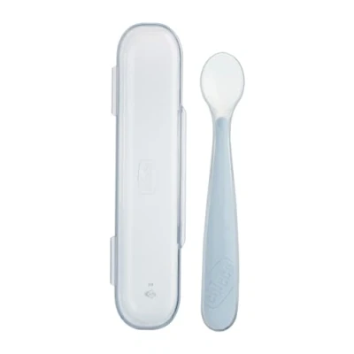 Abbildung von Chicco Silikon Beikostlöffel mit Etui, weicher Löffel für Babys und Kleinkinder, sanft flexibel, ergonomischem Griff langem gebogenem Stiel, 6+ Monate, grau