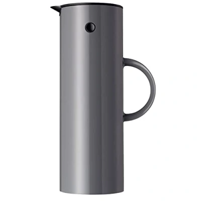 Abbildung von Stelton Isolierkanne EM77 Doppelwandige für heiße/kalte Getränke Tee &amp; Kaffeekanne mit Glaseinsatz, Magnetverschluss, Schraubdeckel, Vintage Design 1 Liter, Granitgrau