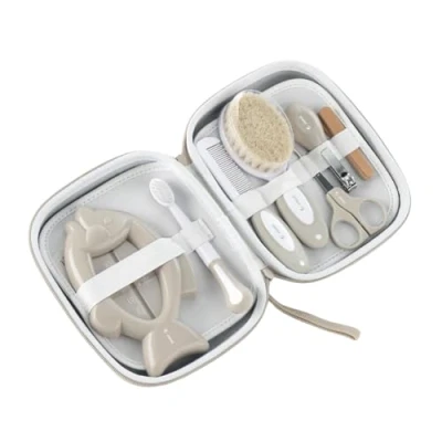 Abbildung von Jané Hygiene Set mit Kulturtasche, Kamm, Bürste Naturborsten, Schere, Nagelclipper, Feilen, Zahnbürste und Thermometer