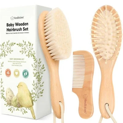 Abbildung von Baby Haarbürste &amp; Kamm Set Bürste mit weichen Ziegenborsten, Holz Babyhaarbürsten und Babykamm Set, Babybürste Neugeborene, Kleinkind, Säuglings Haarbürste, Wiegenkappe (Oval, Walnut)