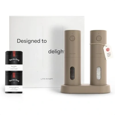 Abbildung von LARS NYSØM Elektrische Gewürzmühlen &amp; Gewürze Geschenkset Salz und Pfeffermühlen Set mit 2 hochwertigen Gewürzdosen (Salz, Pfeffer) Schöne Geschenkbox (Geschenkset Taupe Brown)