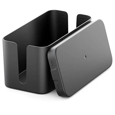 Abbildung von deleyCON Kabelmanagement Box Kabel Organizer Kabelkasten 23,5cm x 11,5cm Robuster Kunststoff 2 Seitliche Kabelführungen Schutz und Sicherheit Schwarz