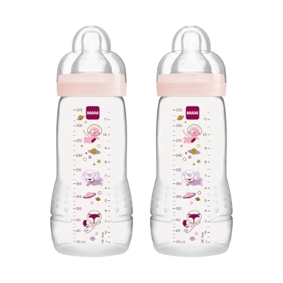 Abbildung von MAM Easy Active Trinkflasche im 2er Set (330 ml), Baby inklusive Sauger Größe 2 aus SkinSoft Silikon, Milchflasche mit ergonomischer Form, 4+ Monate, Weltall