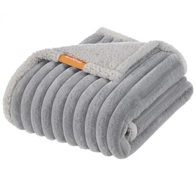 Abbildung von Feandrea Hundedecke, wasserdichte Decke, L, 127 x 102 cm, für kleine, mittelgroße Hunde, beidseitig verwendbar, Hundesofa waschbar, Taubengrau hellgrau PPB035G01